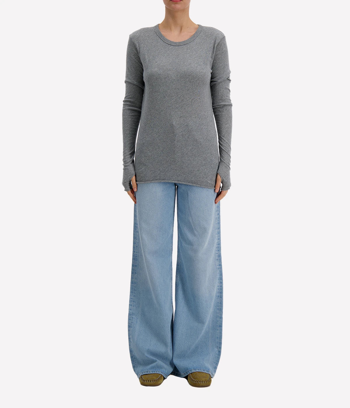 A relaxed-fit long sleeve crew in a rich Smoke colour, made from a soft cotton-cashmere blend. Features thumbhole details for added style and functionality, perfect for layering or wearing alone.