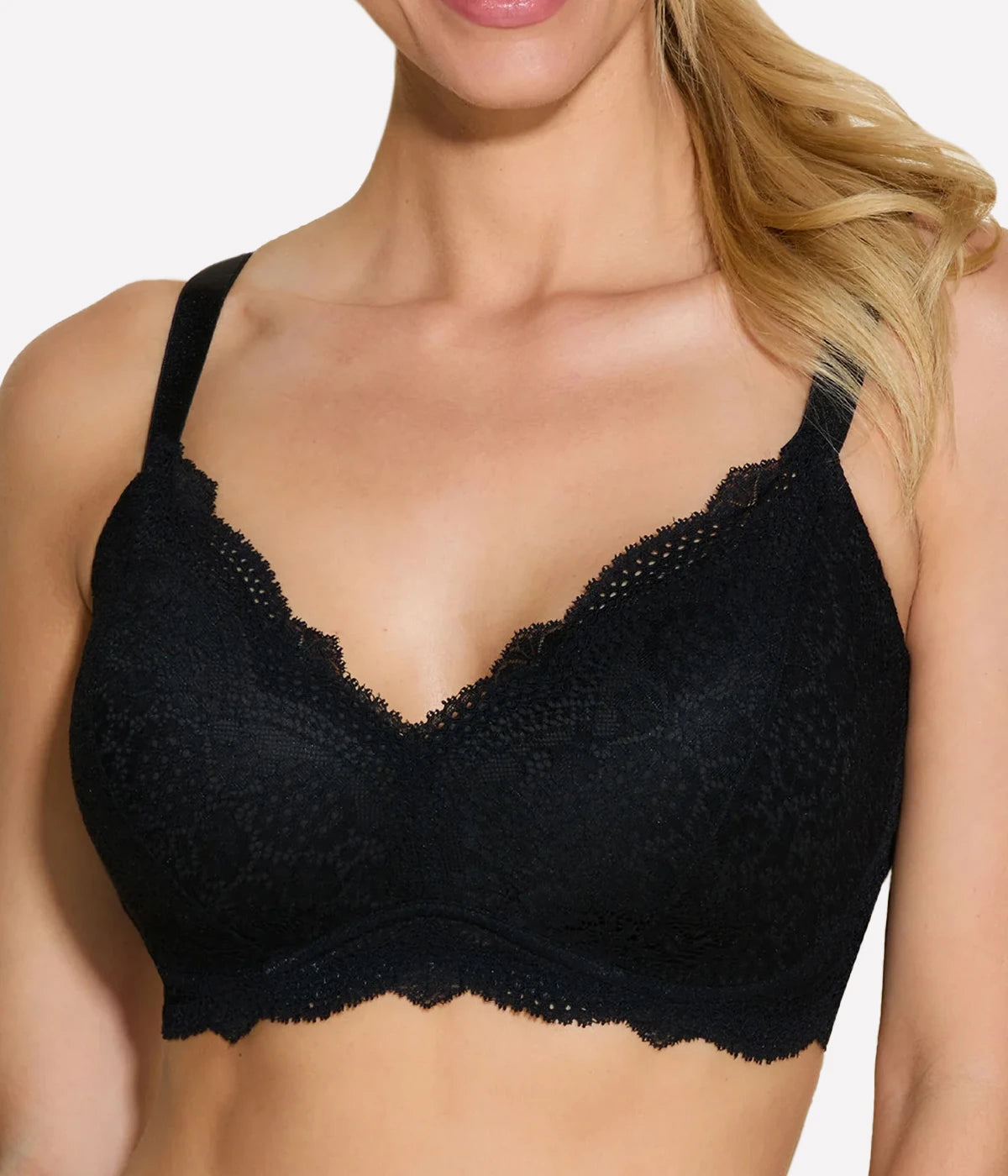 An everyday t-shirt bra, made from delicate scalloped lace, soft passing and full coverage smooth cups, hook and eye closure and adjustable straps, all in the perfect black shade. Curvy Bra, everyday lingerie, comfortable, made in Italy.