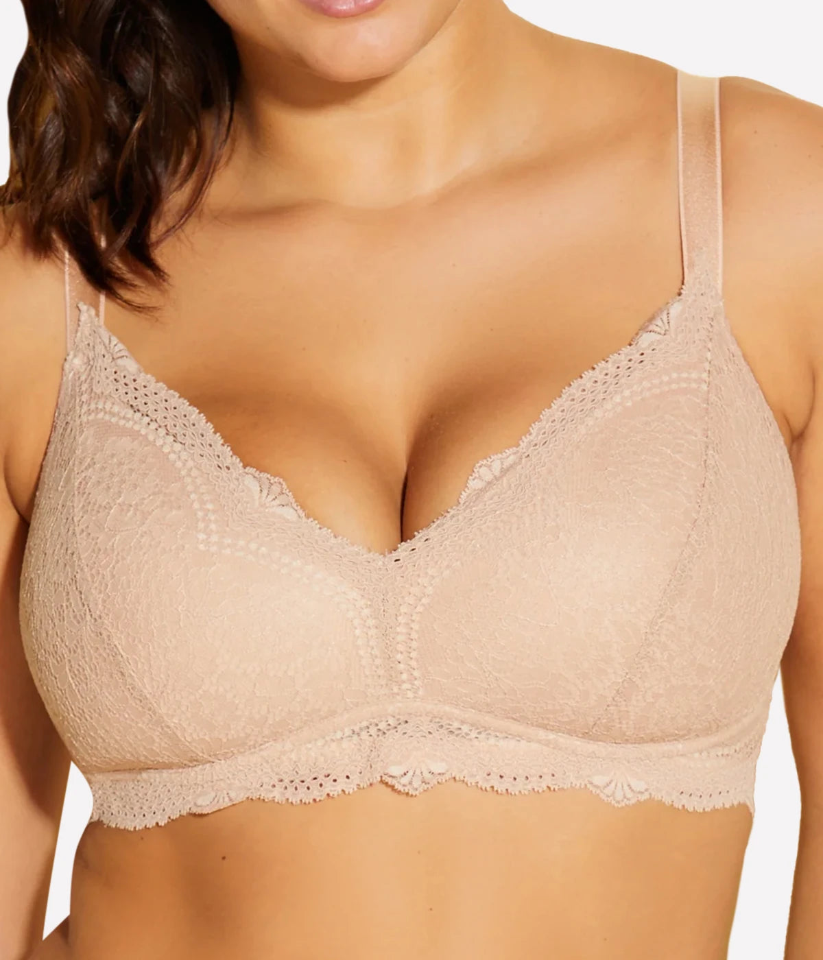 An everyday t-shirt bra, made from delicate scalloped lace, soft passing and full coverage smooth cups, hook and eye closure and adjustable straps, all in the perfect nude shade. Curvy Bra, everyday lingerie, comfortable, made in Italy.