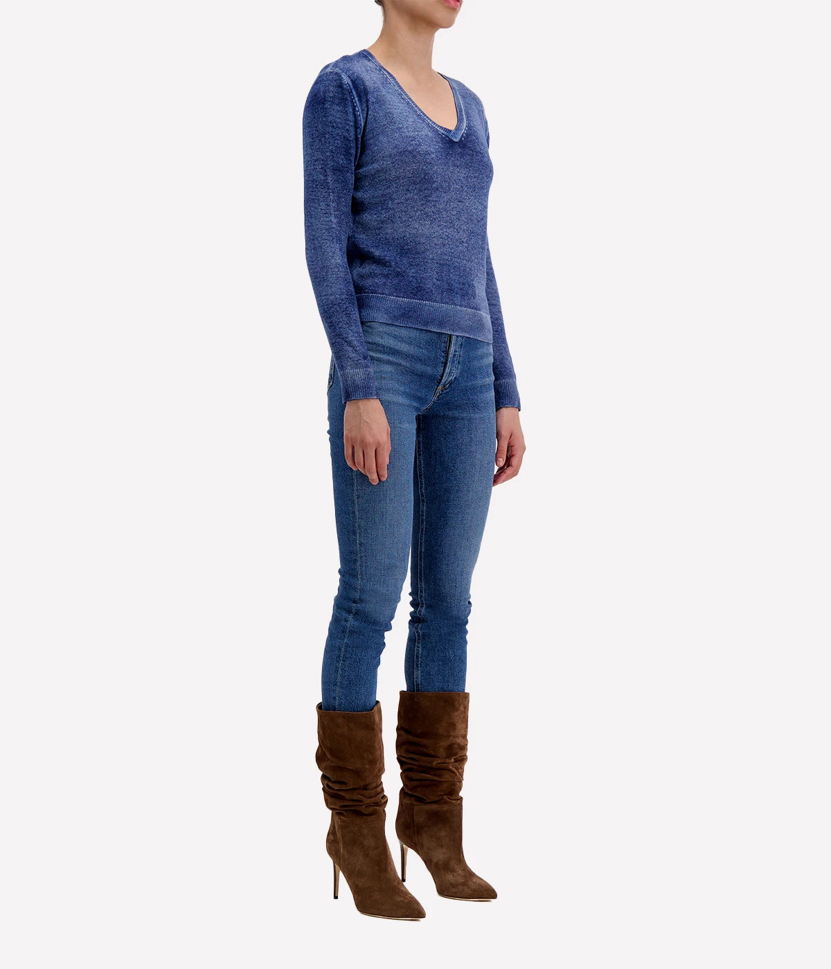 Light Cashmere Fitted V Neck Pullover in Midnight