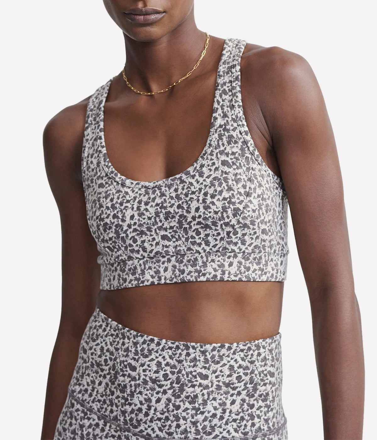 Superior Comfort: Crafted from Varley’s Move fabric, this bra provides exceptional breathability and moisture-wicking capabilities to keep you comfortable during even the most intense workouts.
Customizable Fit: Removable cups let you adjust the level of support, ensuring a personalized fit that works best for your body.
Sleek Design: The contrast trim adds a stylish, athletic touch, giving you a chic and modern look for the studio or the gym