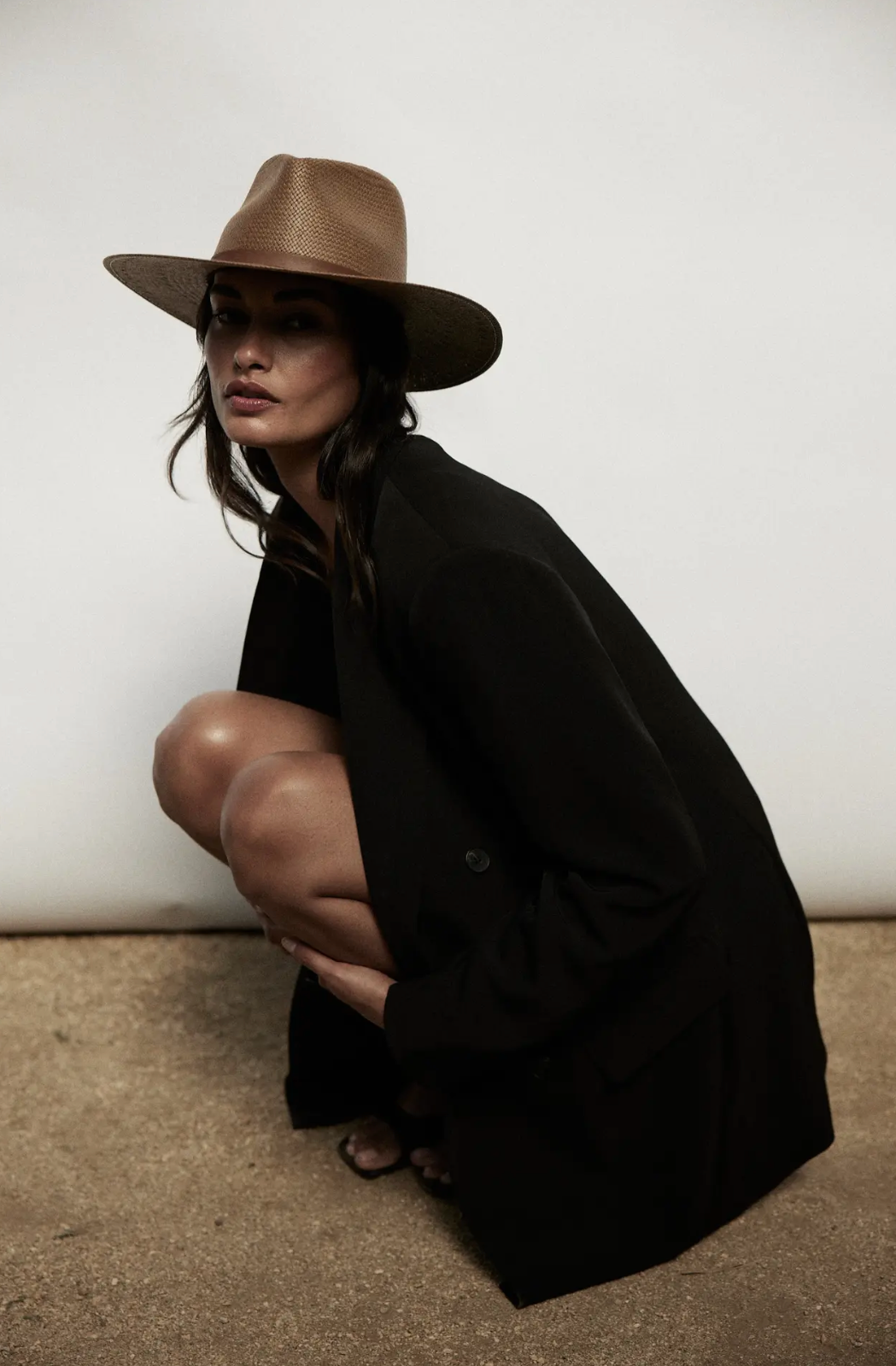 Crafted from innovative packable straw, this hat is designed for year-round wear and travel-friendly convenience.