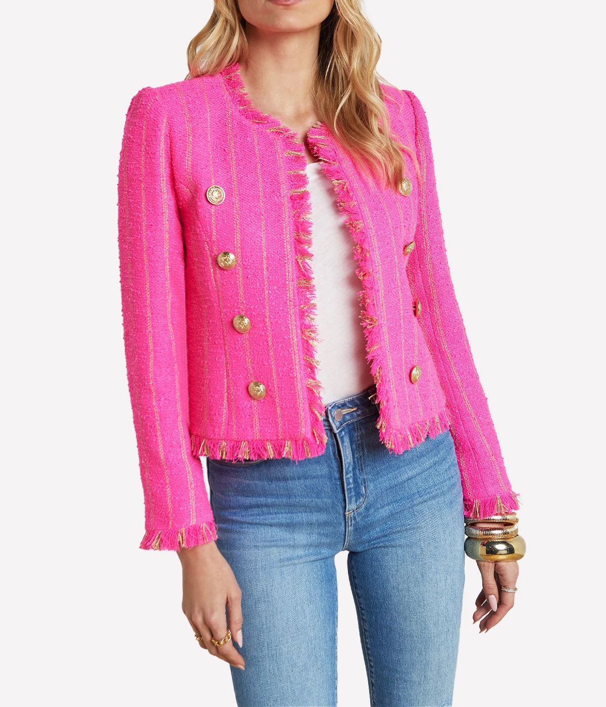 Fringed edges complement the textural weave and add a classic finish.