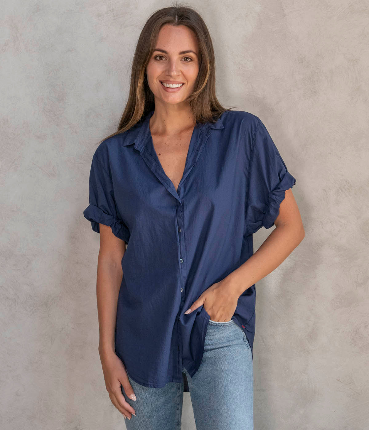 Lightweight feminine button-down blouse with petit collars and rolled sleeves, made from 100% cotton in a relaxed fit