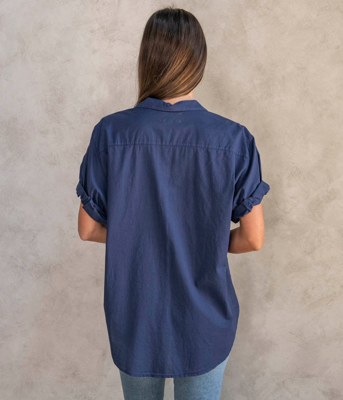 Lightweight feminine button-down blouse with petit collars and rolled sleeves, made from 100% cotton in a relaxed fit