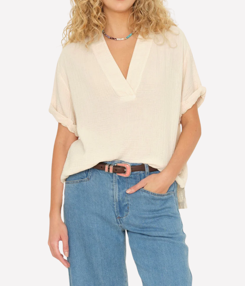Model wearing Xirena Avery Top in Oysterette with blue wash jeans 