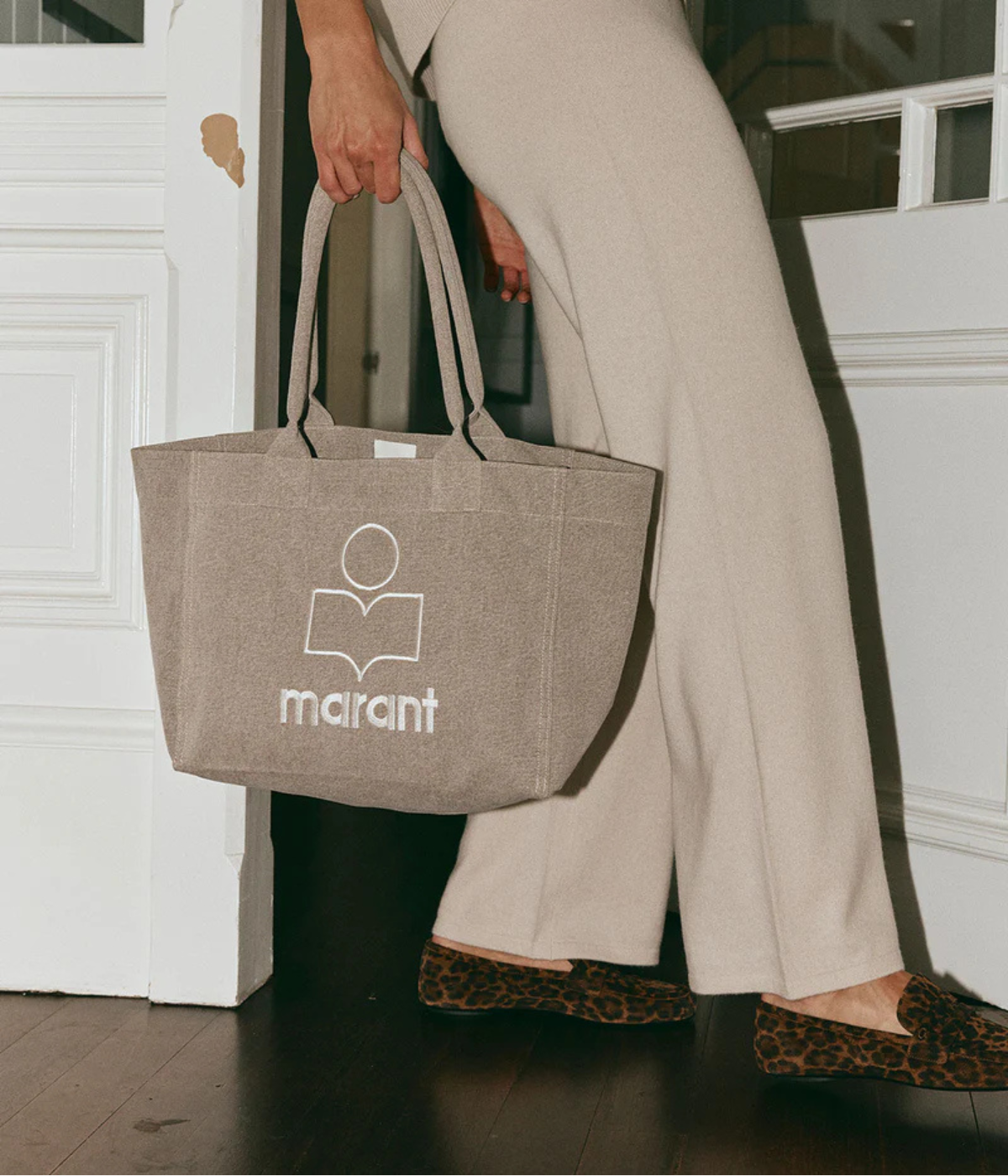 Yenky Zipped Tote in Beige