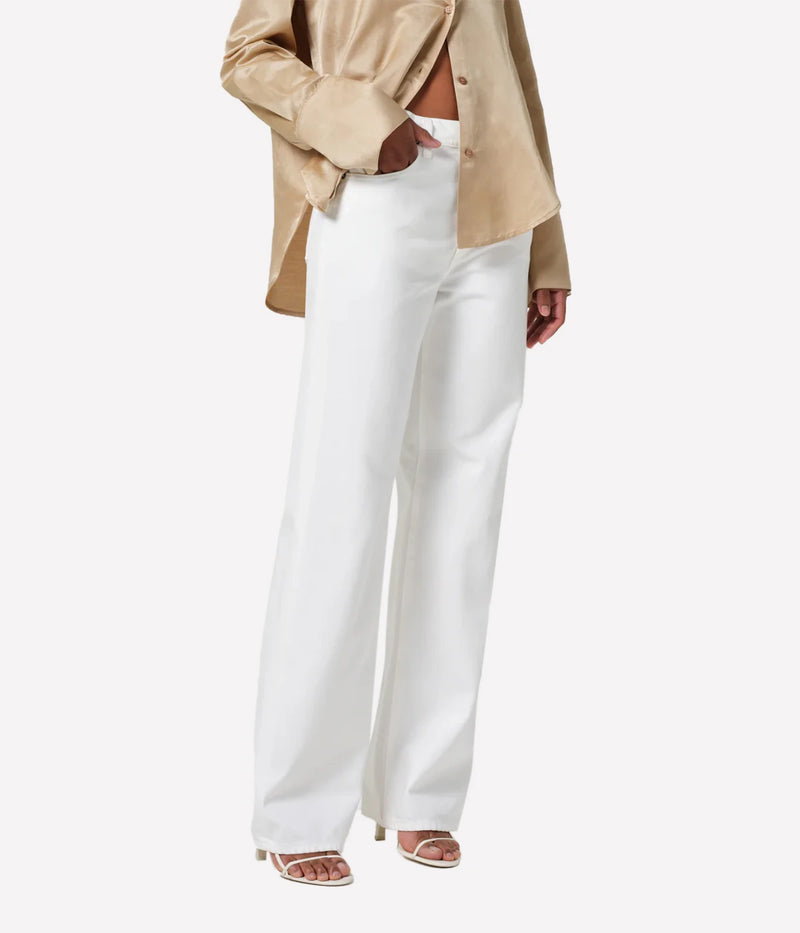 Citizens of Humanity Annina Jean in Soft White – Lower-body view on model with hand in pocket, highlighting high-rise waist and relaxed wide-leg silhouette.
