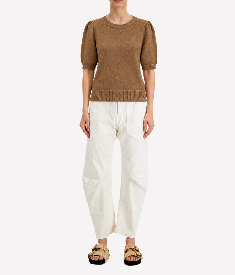 Model wearing the Avant Toi Cashmere Short Sleeve in Sughero, showing the hand-painted gold finish and ribbed hem