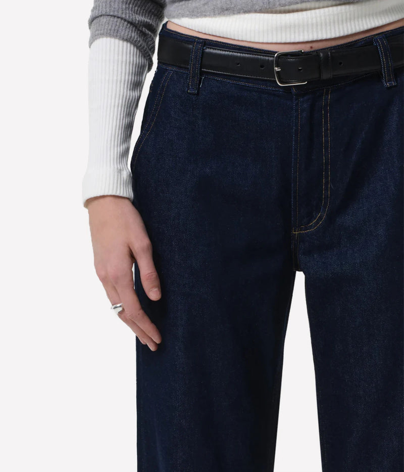 Citizens of Humanity Annina Pocket Trouser in Jones – Close-up of front pocket detailing and tailored waistband in dark indigo denim.