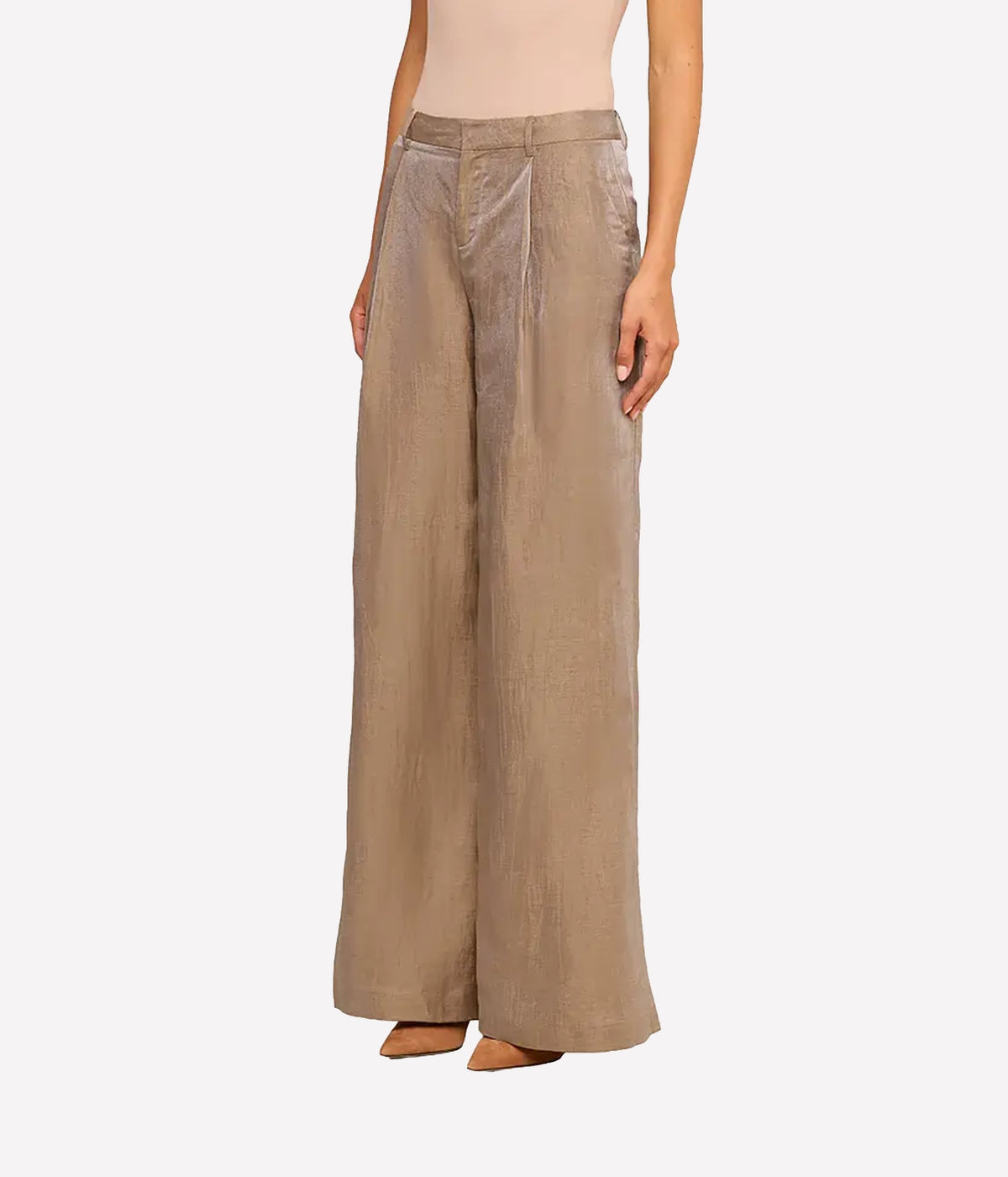 Angled detail views of the L’AGENCE Allanah Linen-Blend Trouser in Latte & Gold, highlighting the pockets and crinkled sheen.