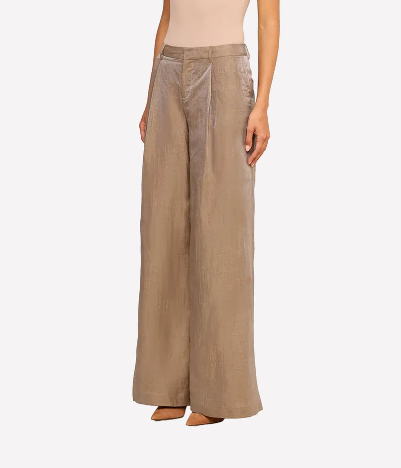 Angled detail views of the L’AGENCE Allanah Linen-Blend Trouser in Latte & Gold, highlighting the pockets and crinkled sheen.