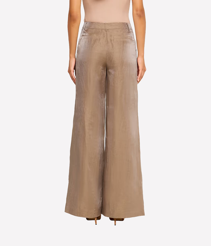 Front view of a model wearing the L’AGENCE Allanah Linen-Blend Trouser in Latte & Gold, showing its mid-rise waist and wide-leg silhouette.