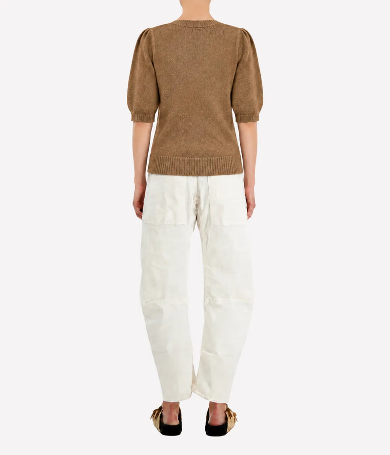 Model wearing the Avant Toi Cashmere Short Sleeve in Sughero, showing the puff sleeves and ribbed cuffs
