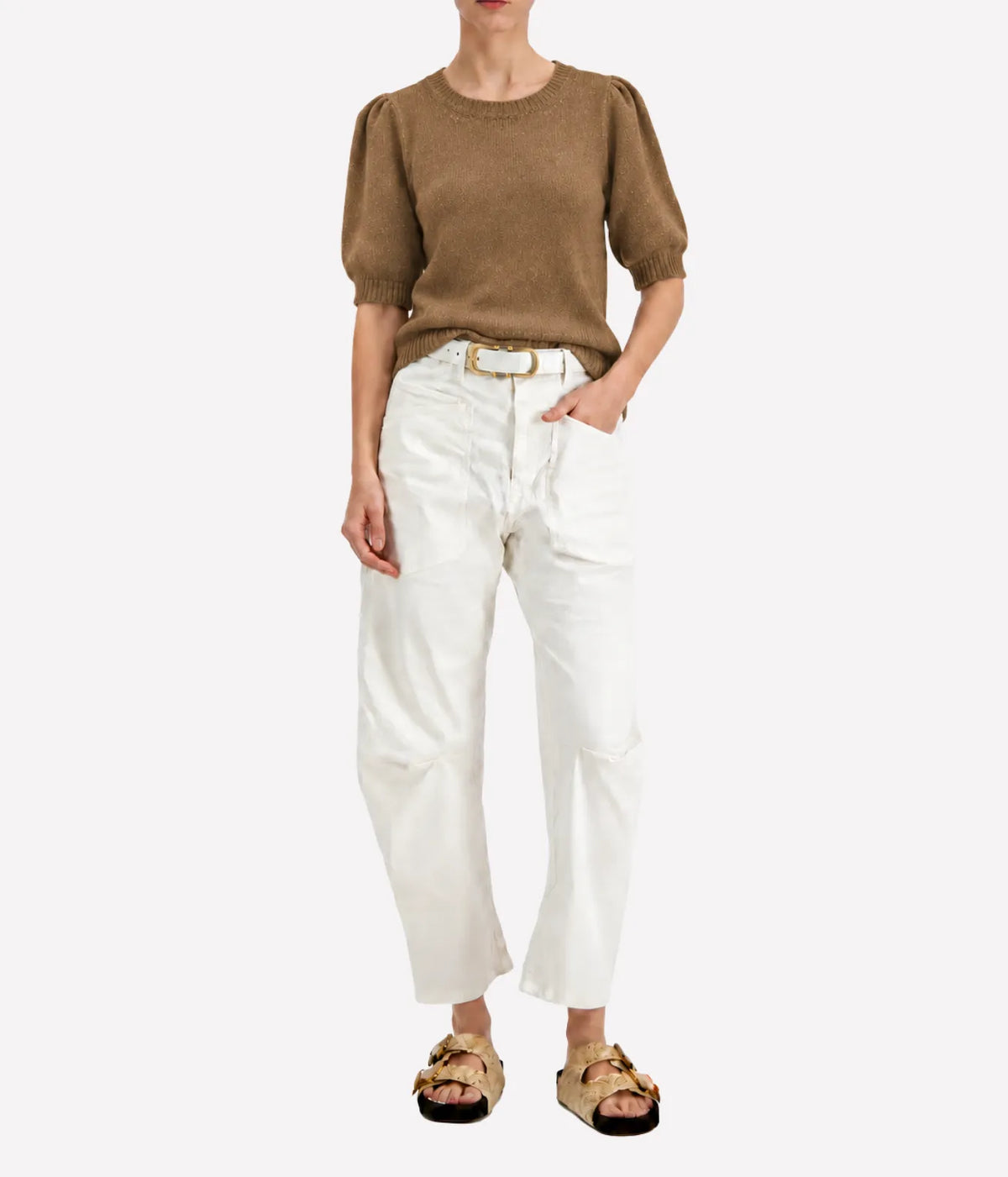 Model wearing the Avant Toi Cashmere Short Sleeve in Sughero, showing the crew neckline and gathered puff sleeves