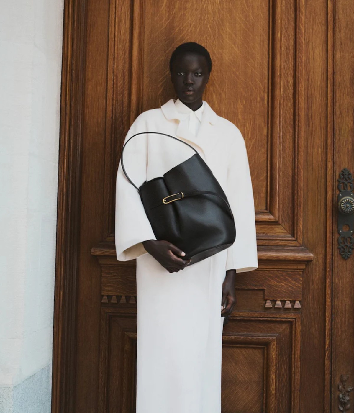 Belted Bucket Bag Large in black