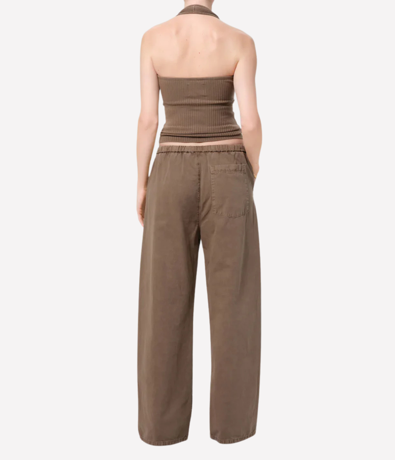 Citizens of Humanity Aurora Pull On Pant in Cocoa – back view on model showing elasticated pull-on waist and fluid full-length silhouette.