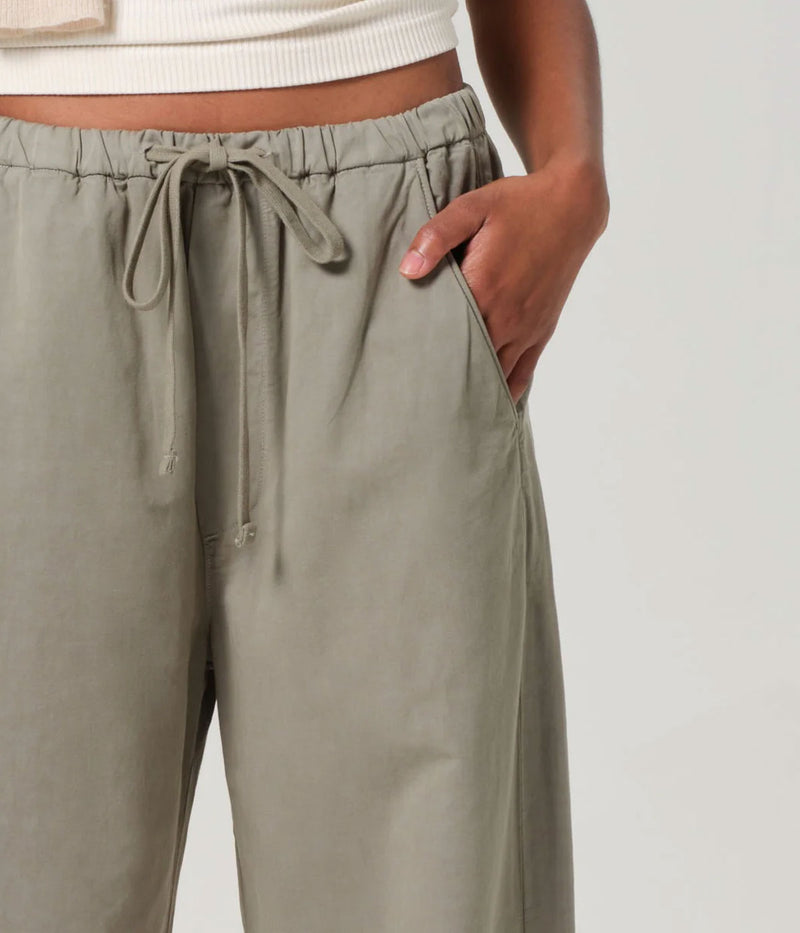 Citizens of Humanity Aurora Pull On Pant in Nova – close-up of adjustable drawstring waistband highlighting relaxed fit and natural cotton–flax texture.