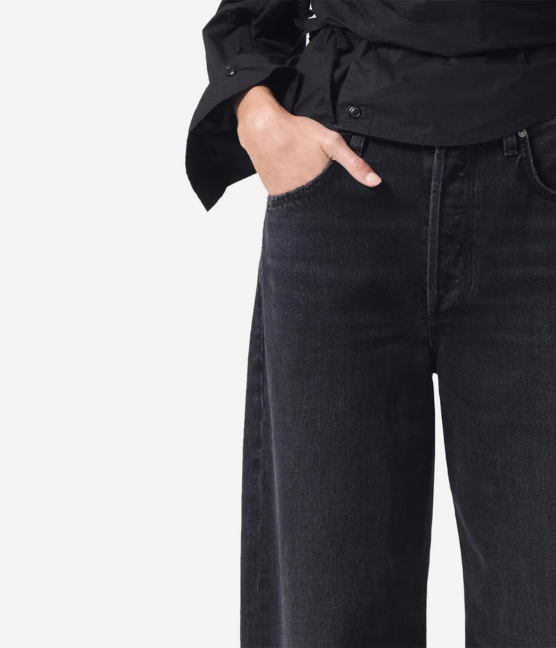 Waist-level detail of Citizens of Humanity Ayla Baggy Jean in Voila featuring model hands tucked into the front pockets.