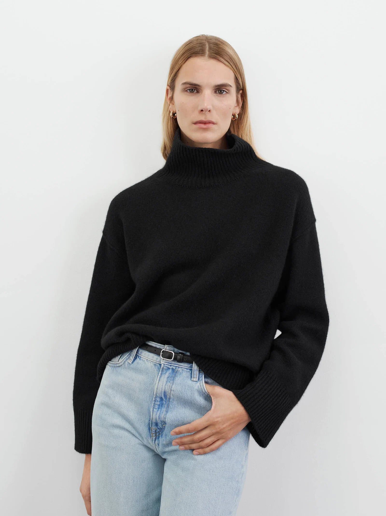 Boyfriend Turtle Neck in Black