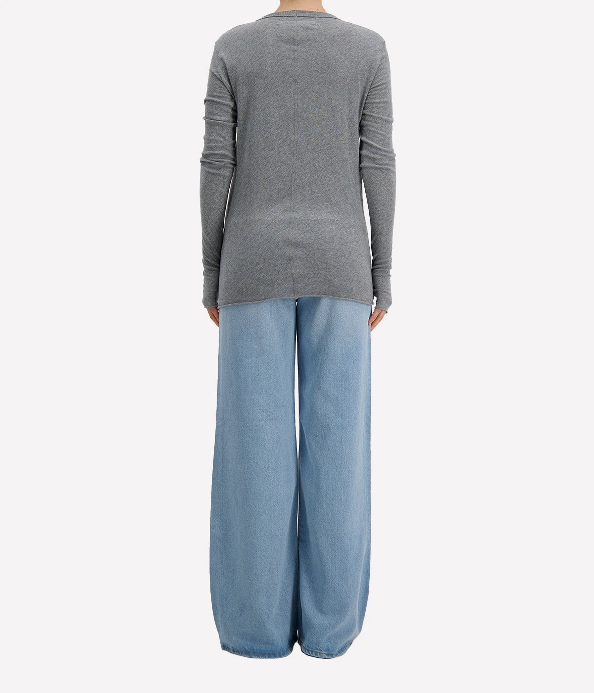 A relaxed-fit long sleeve crew in a rich Smoke colour, made from a soft cotton-cashmere blend. Features thumbhole details for added style and functionality, perfect for layering or wearing alone.
