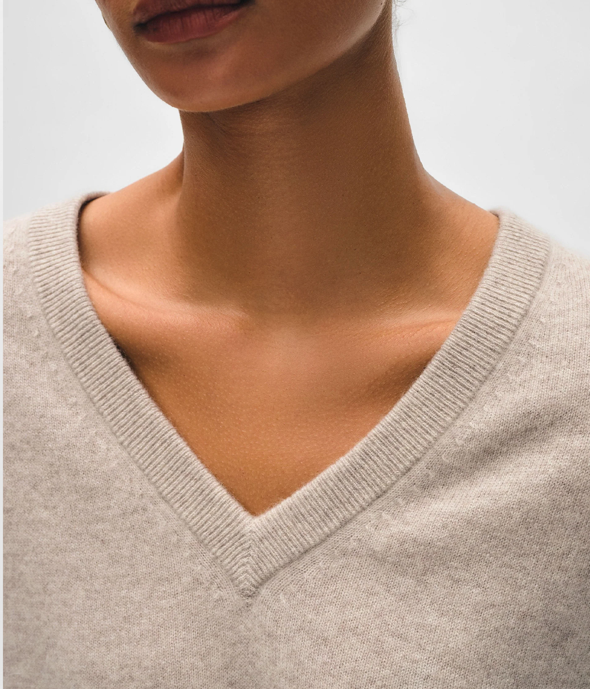 Cashmere V Neck in Sand Wisp
