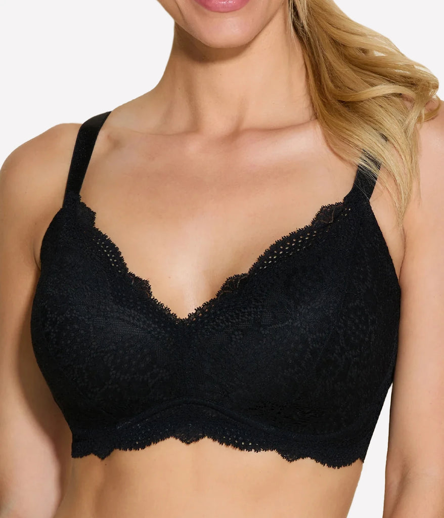 An everyday t-shirt bra, made from delicate scalloped lace, soft passing and full coverage smooth cups, hook and eye closure and adjustable straps, all in the perfect black shade. Curvy Bra, everyday lingerie, comfortable, made in Italy. 