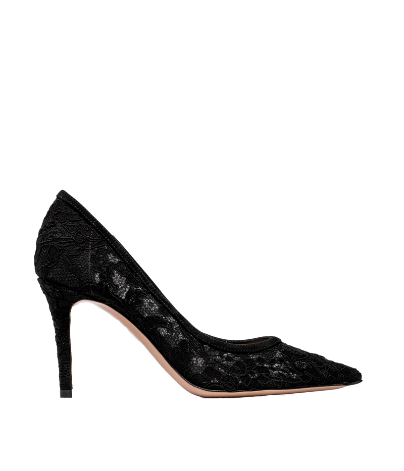 
Elegant black Gianvito Rossi pumps with a delicate lace upper, leather interior, and an 8.5 cm heel, perfect for formal and chic occasions.