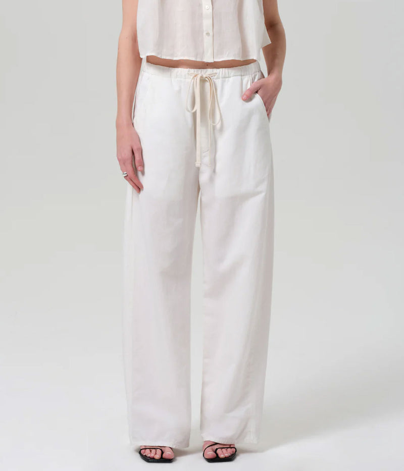 Citizens of Humanity Aurora Pull On Pant in Cream – lower half studio shot on model highlighting relaxed pull-on silhouette, drawstring waist, and soft flowing cotton–flax drape.
