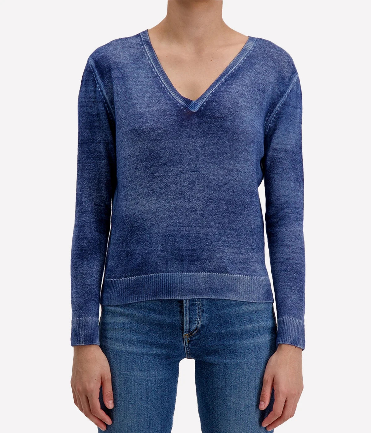 Light Cashmere Fitted V Neck Pullover in Midnight