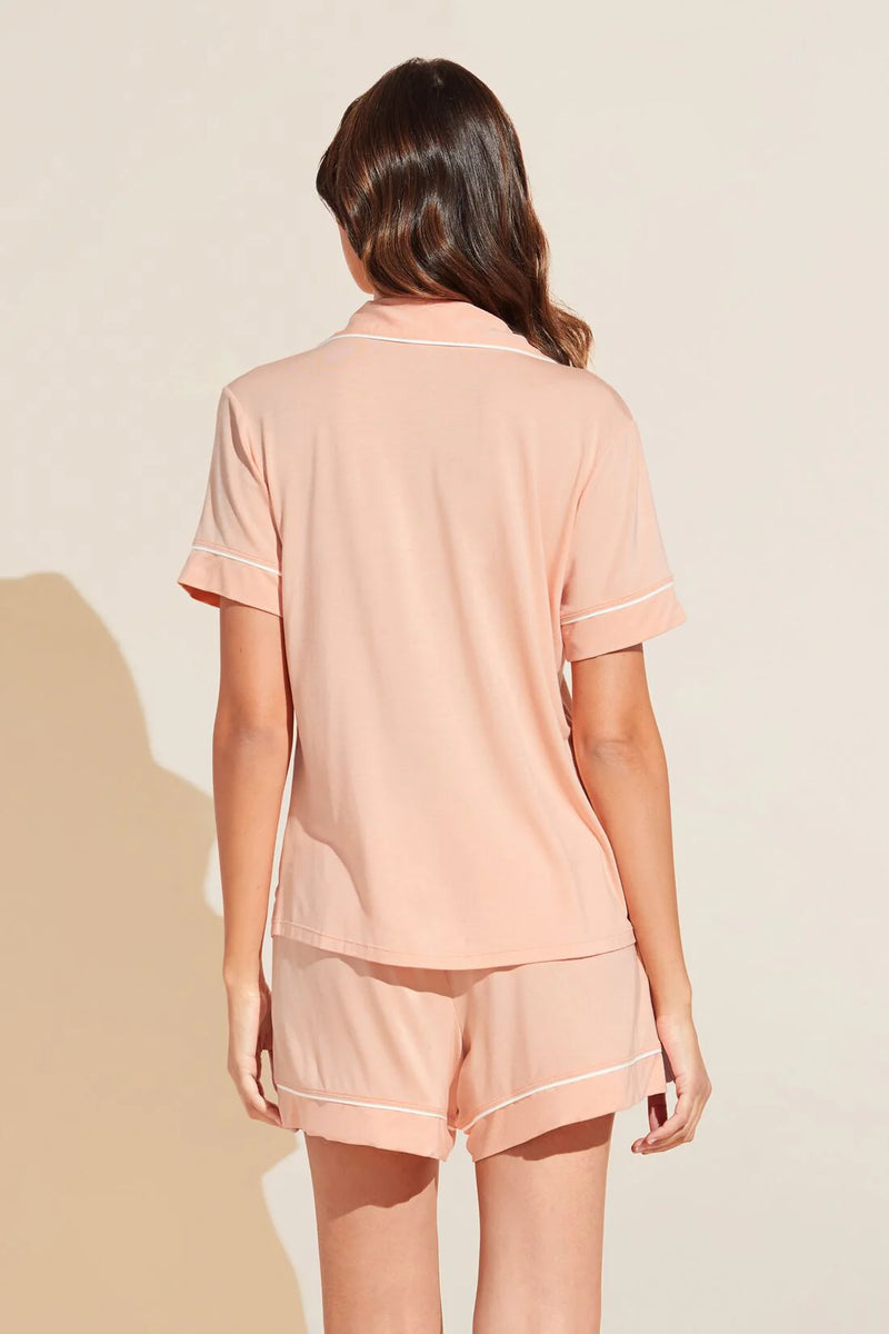 Relaxed-fit button-down top with notch collar paired with mid-rise boyfriend shorts featuring tortoise-coloured buttons and contrast piping.

