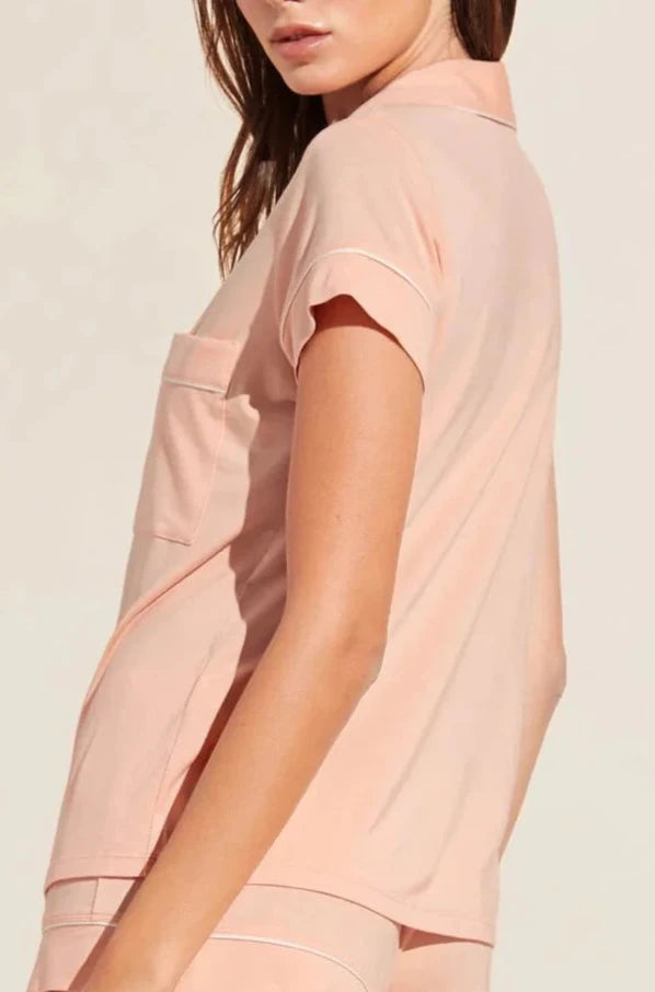 Relaxed-fit button-down top with notch collar paired with mid-rise boyfriend shorts featuring tortoise-coloured buttons and contrast piping.


