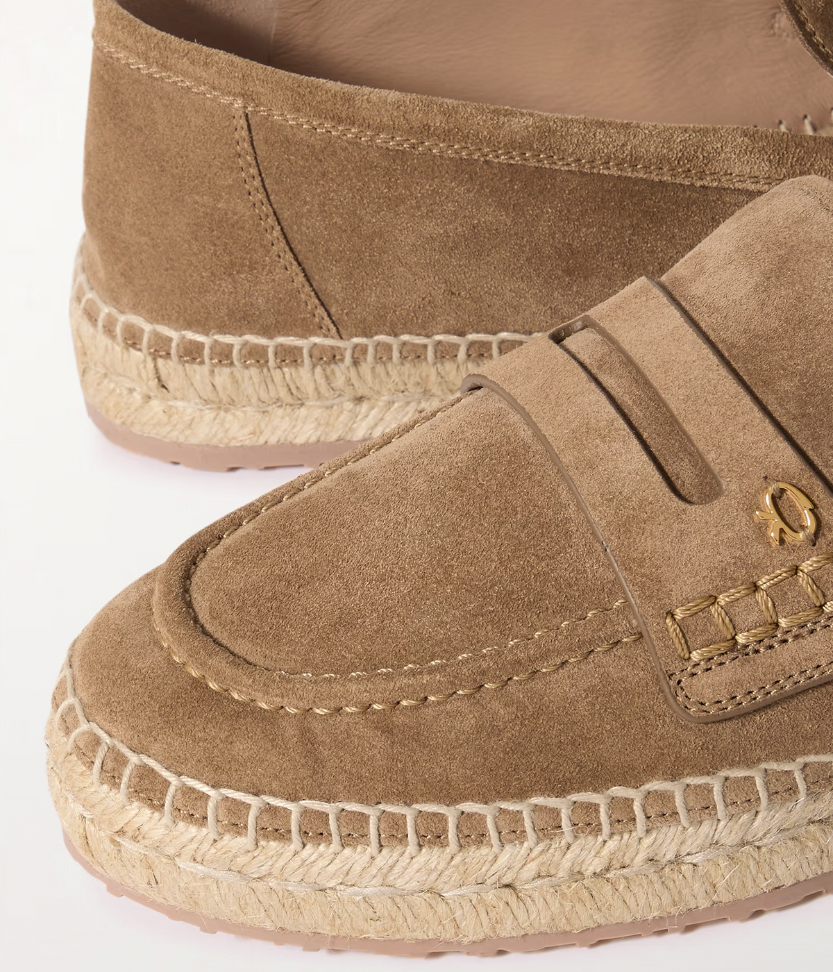 ALT text: Gianvito Rossi “Georgie” loafers in sand suede, featuring a classic round toe, tonal stitching, penny tabs, and a 15mm heel for timeless Italian elegance.