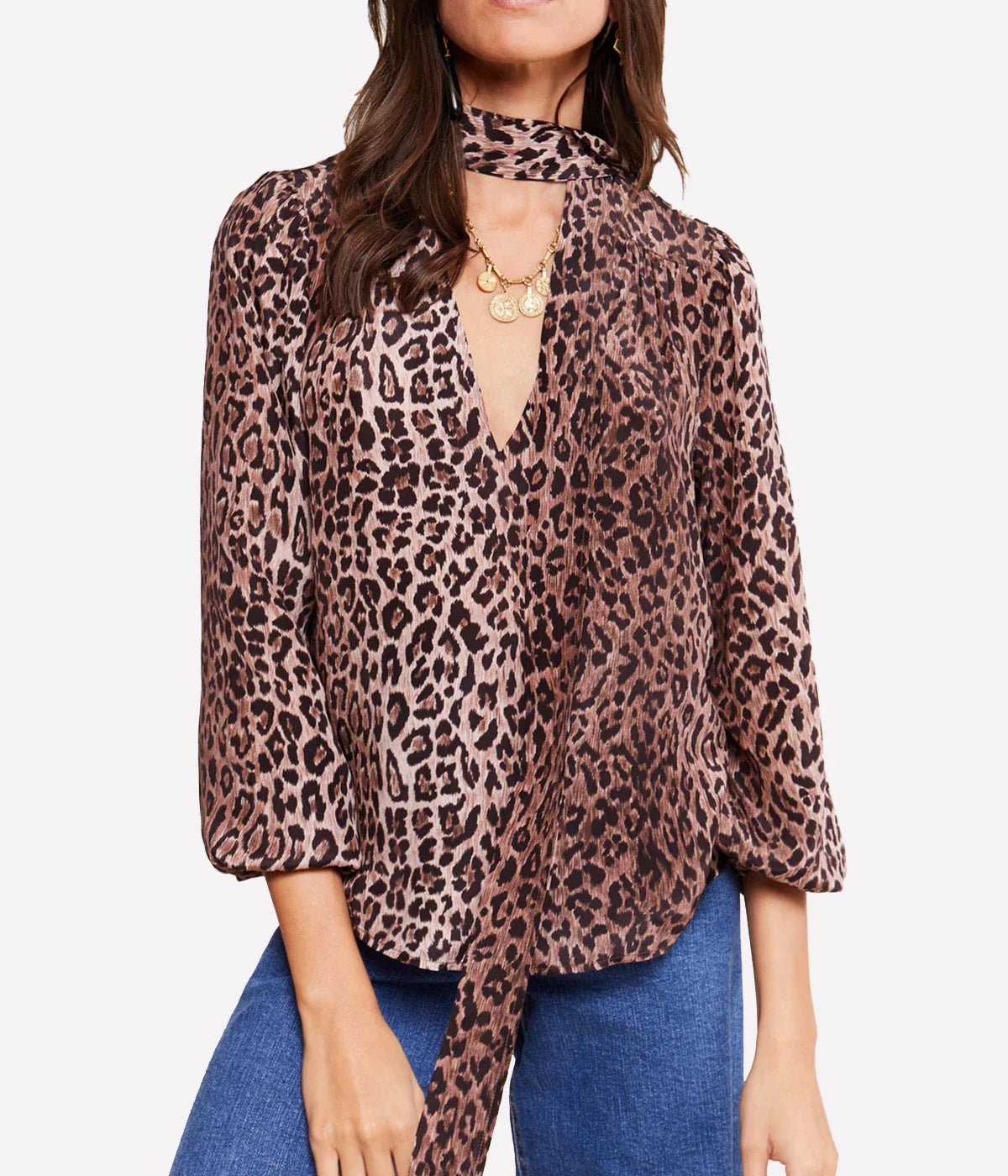 A blouson sleeve blouse with shoulder gathers, the Moss Top by RIXO is vintage inspired and versatile. A stunning leopard print, this bra-friendly top will take you from day to night. 