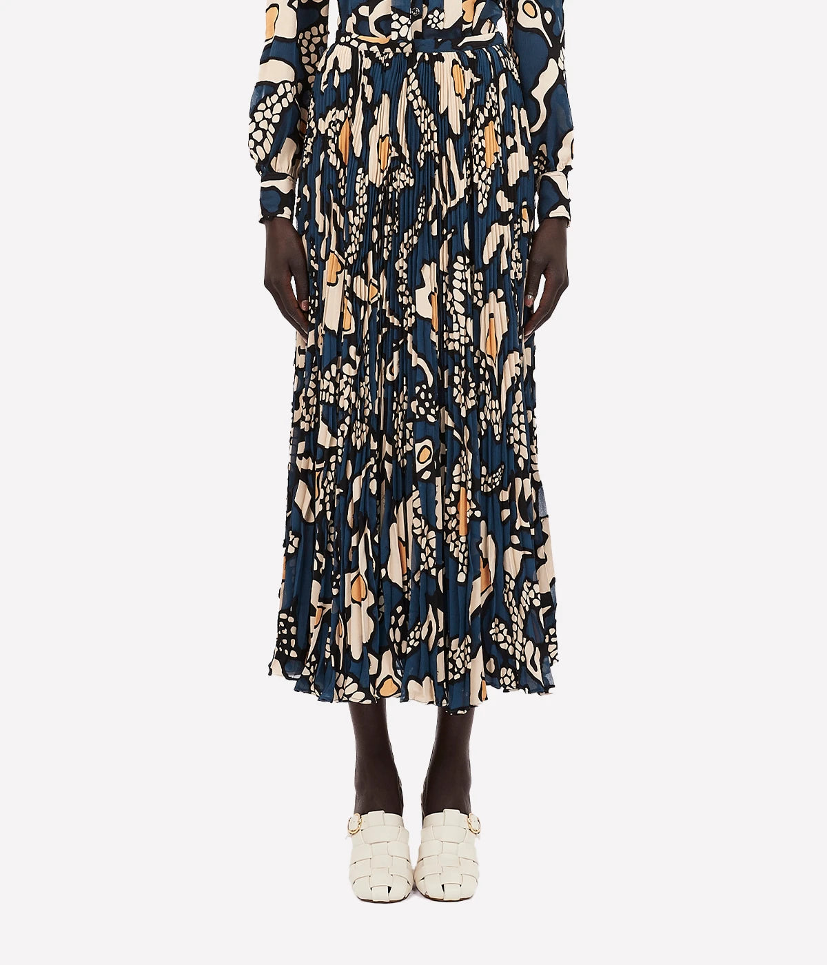 Luxurious Fabric: Made from floaty Italian devoré, it features dotted and floral motifs against a striking blue backdrop, showcasing a stunning play between sheerness and opacity.

Chic Design: This elongated midi skirt fastens discreetly with a concealed side zipper, enhancing its sleek silhouette.

Versatile Styling: Ideal for both day and evening wear, the Faun Skirt can be paired with a fitted top for an elegant look or dressed down with a casual tee.