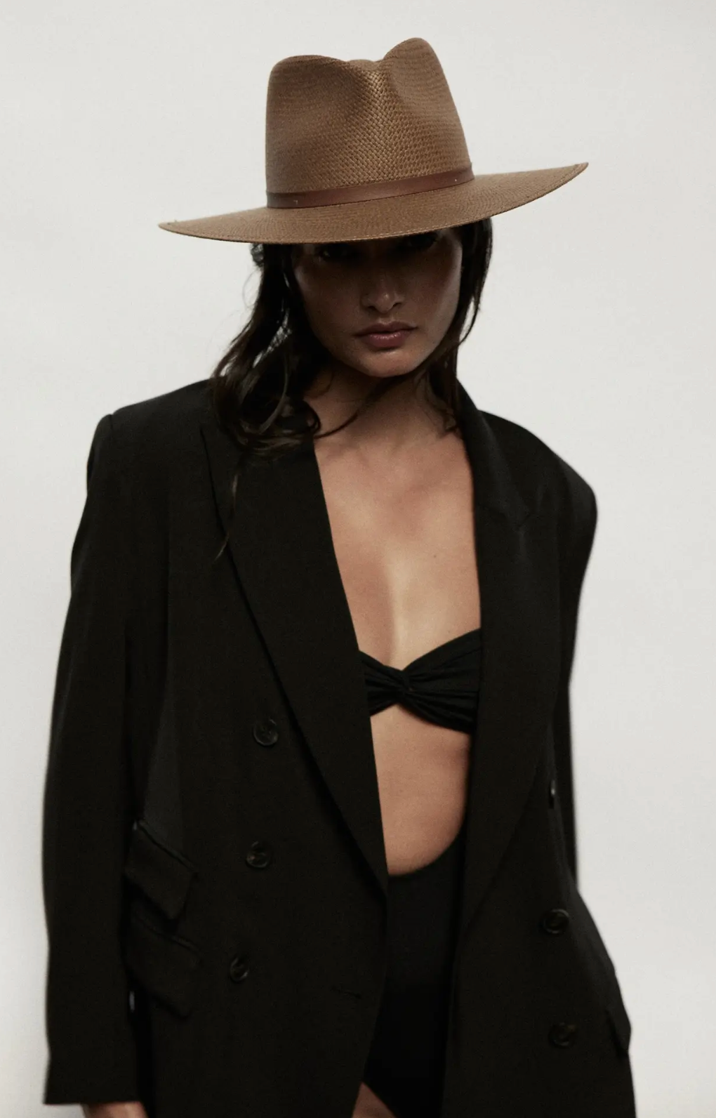 With a durable natural fiber core, the Sherman Hat can be rolled and packed for up to one day before bouncing back to its original shape, ensuring you can take your stylish edge wherever you go.