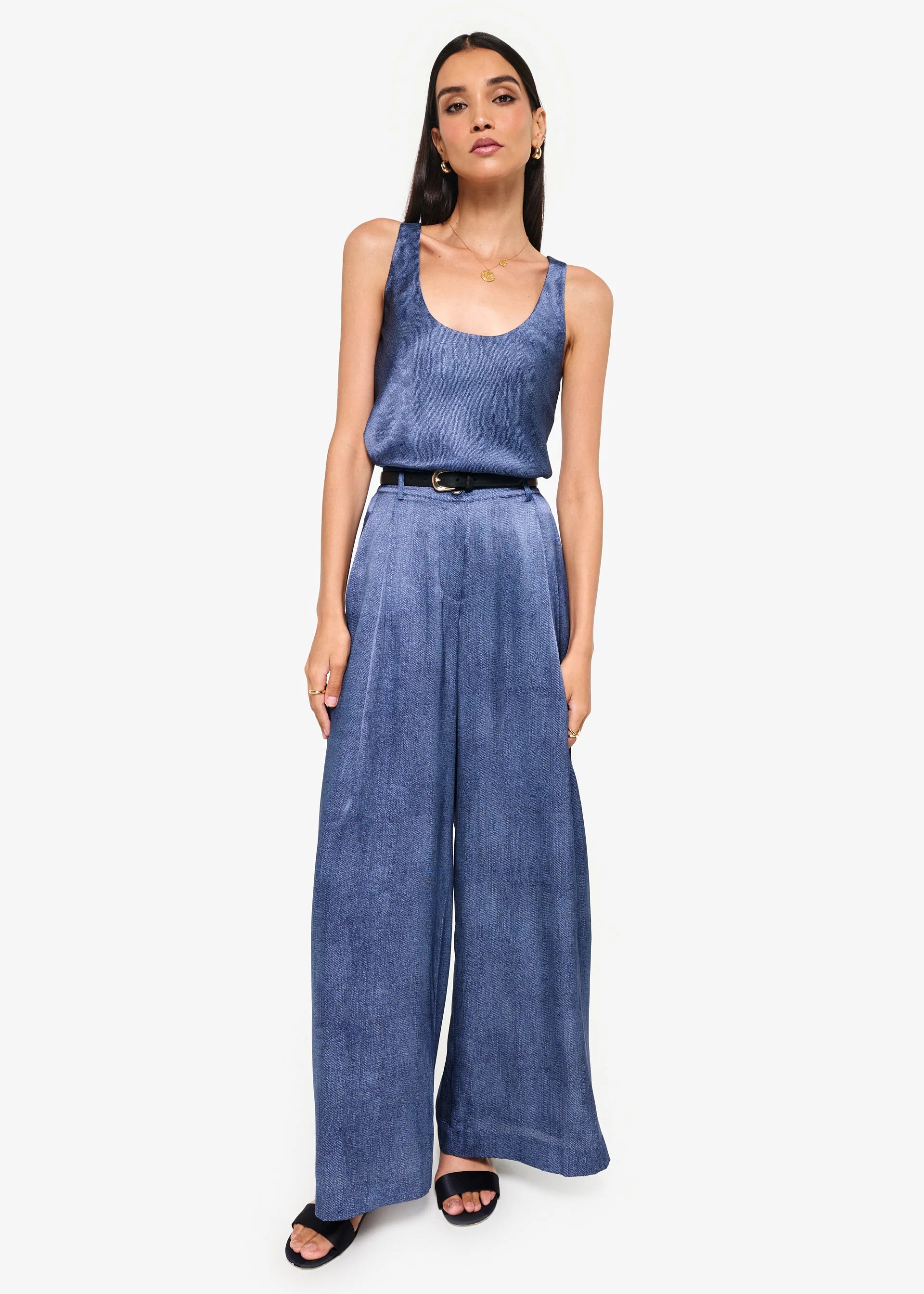 Andressa Cami ihn Raw Denim
