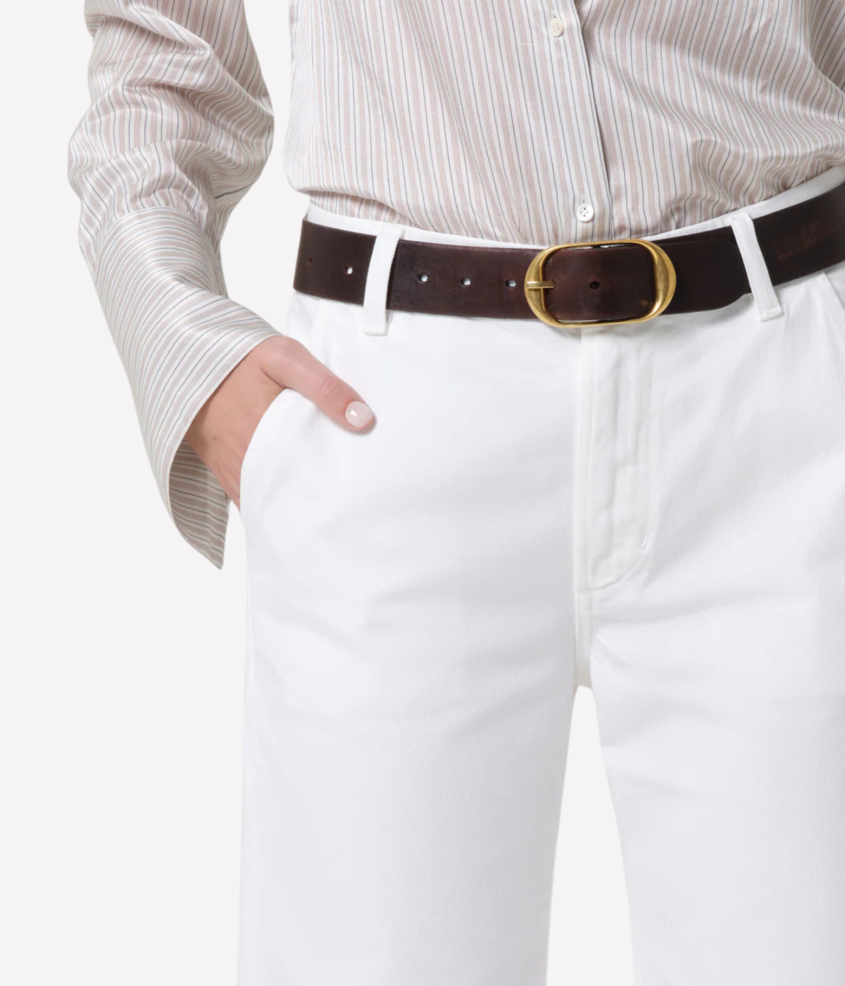 Citizens of Humanity Annina Pocket Trouser in Soft White – close-up detail of the high-rise waistband with model’s hand in pocket, highlighting tailored trouser finish and structured fit.