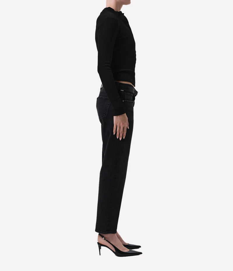 Citizens of Humanity Anissa Low Rise Straight Jean in Willow worn on model, side view of low rise straight leg denim jeans showing silhouette and fit