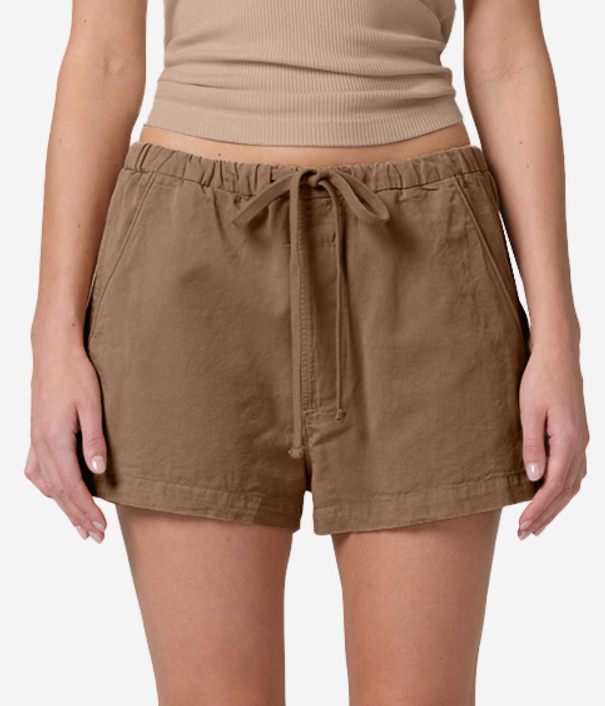 Este Drawstring Short in Cocoa close up of model wearing mid-rise brown shorts with drawstring