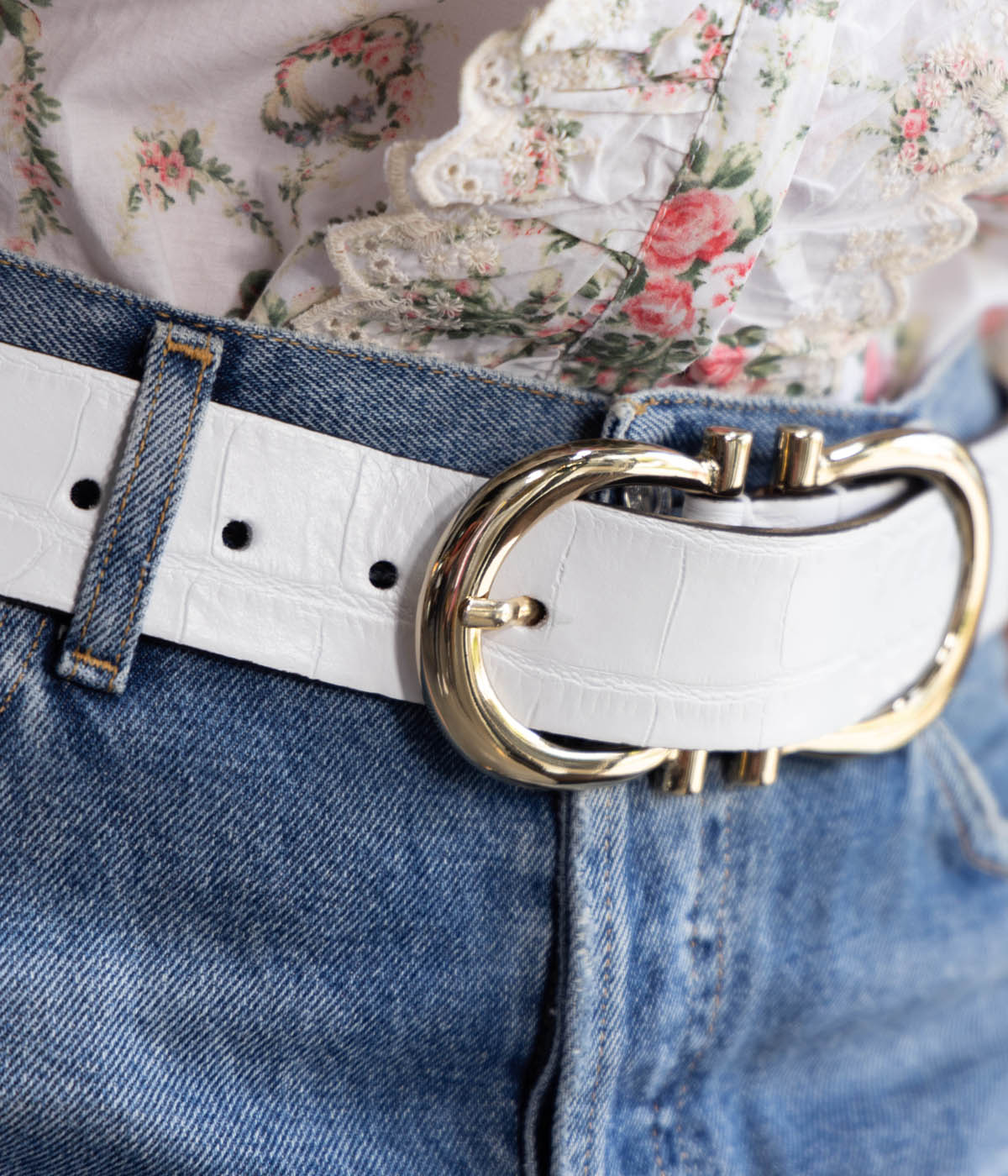  Leather belt with double buckle, designed to add a polished finish to everyday outfits.
