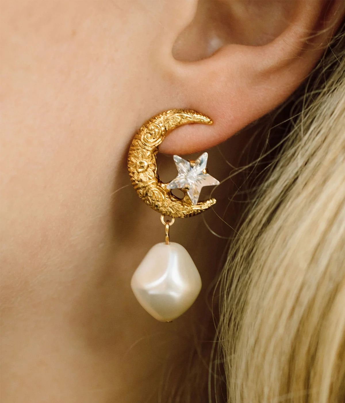 Lune Earrings in Pearl